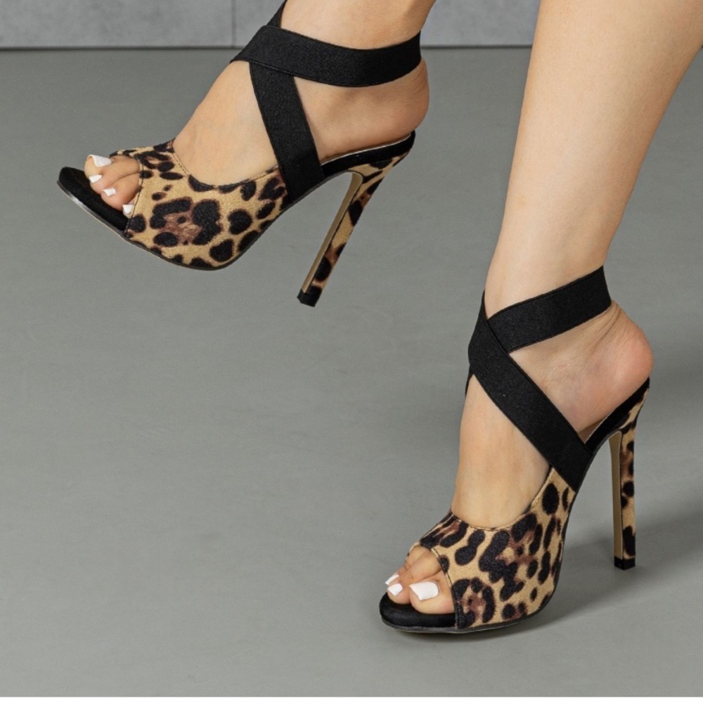 Leopard stilettos black ankle strap new 🆕